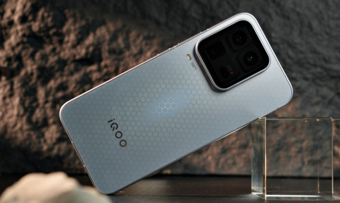 从设计到散热全面升级,iQOO 15 Ultra 诠释性能旗舰新形态